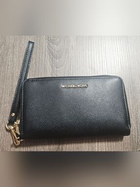 NWT Authentic Michael Kors Leather LG Smartphone Wristlet Wallet Black/Gold